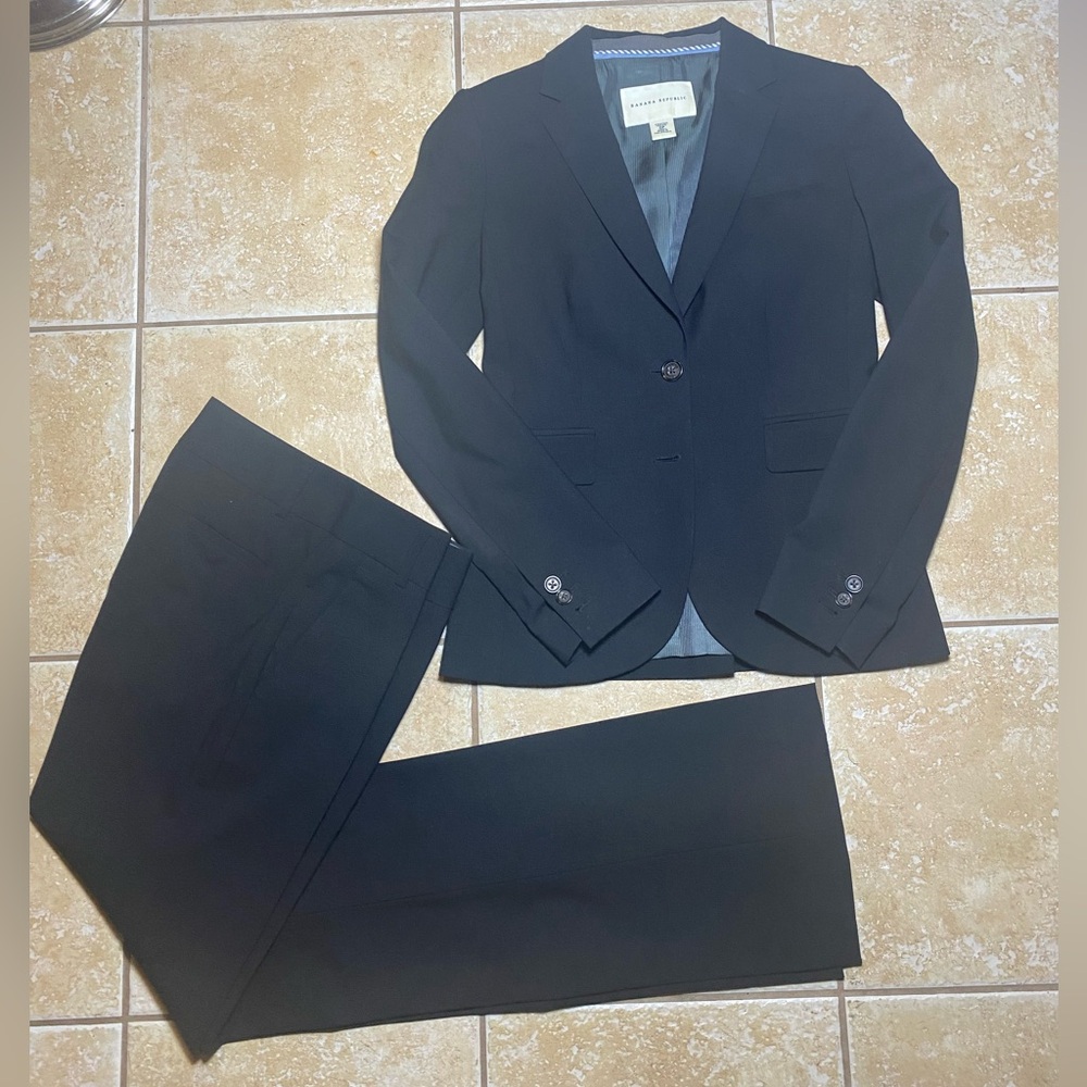 Women’s Banana Republic suit jacket and pants set